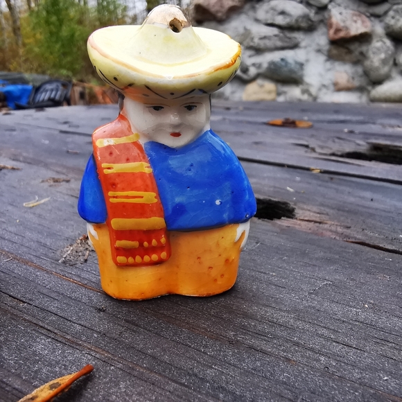 Vintage Ceramic Men in Sombreros Salt and Pepper Shakers - Picture 5 of 13